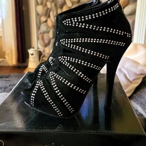 Deb Pagodan heels